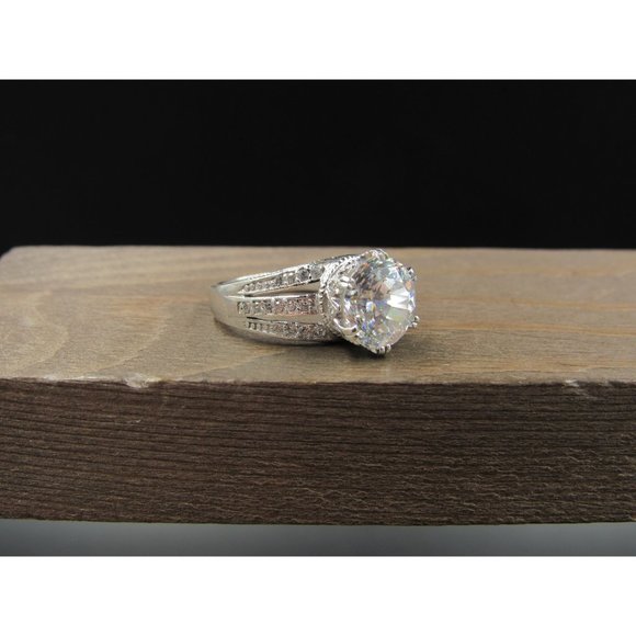 Size 7 Sterling Silver Gorgeous Round Cubic Zirconia With Accents Band Ring - Picture 3 of 10